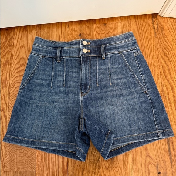 White House Black Market High-Rise Everyday Soft Denim™ Pleated 5-Inch Shorts - Picture 1 of 11